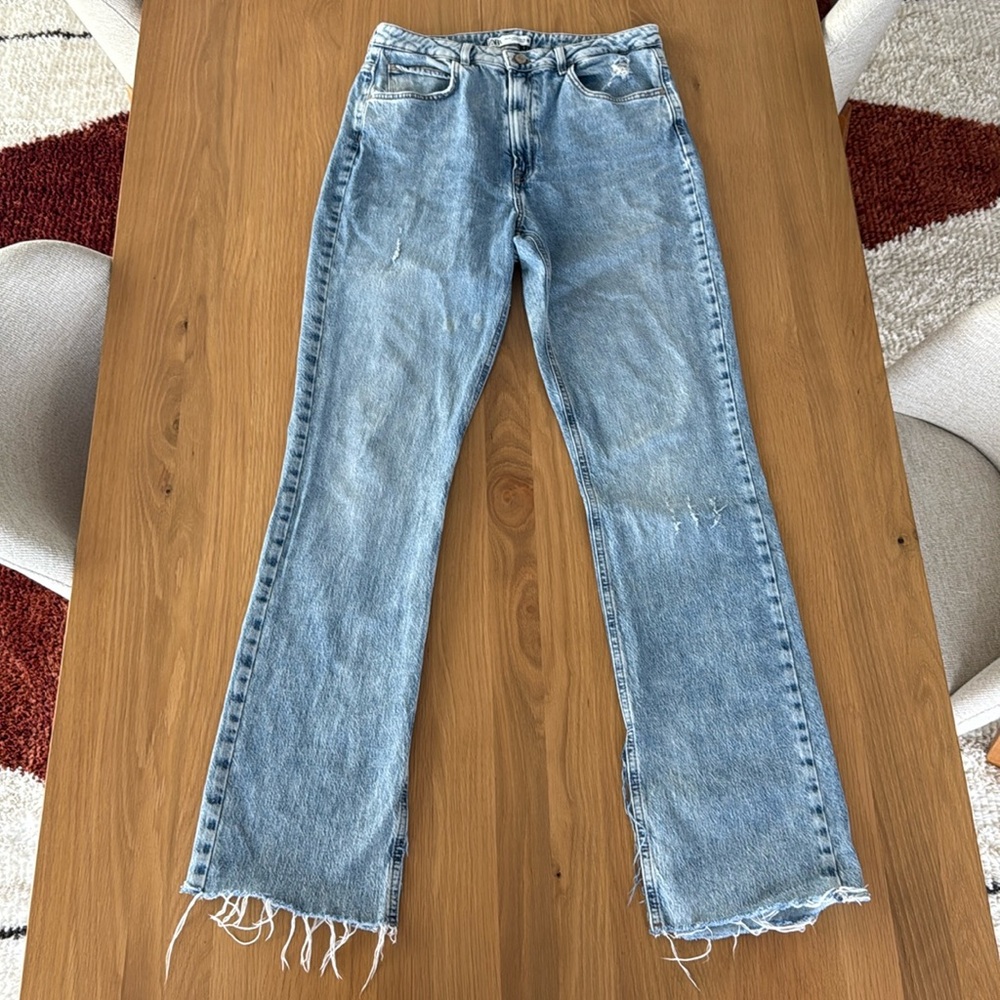 Zara ZW Flare slim fit with slits at bottom
Light blue size 10